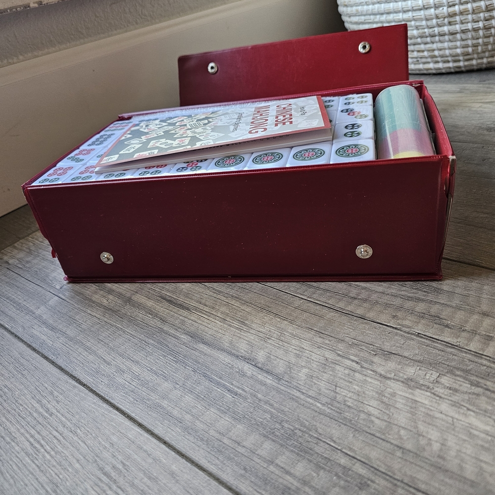 Red Mahjong Set with Green Accents - Picture 4 of 6